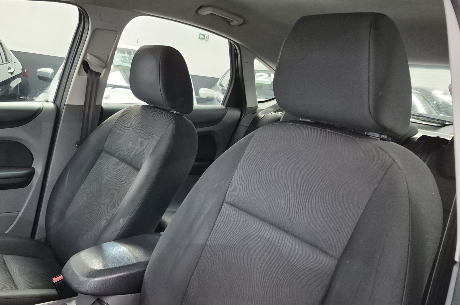 FORD FOCUS HATCH 1.6 foto 8